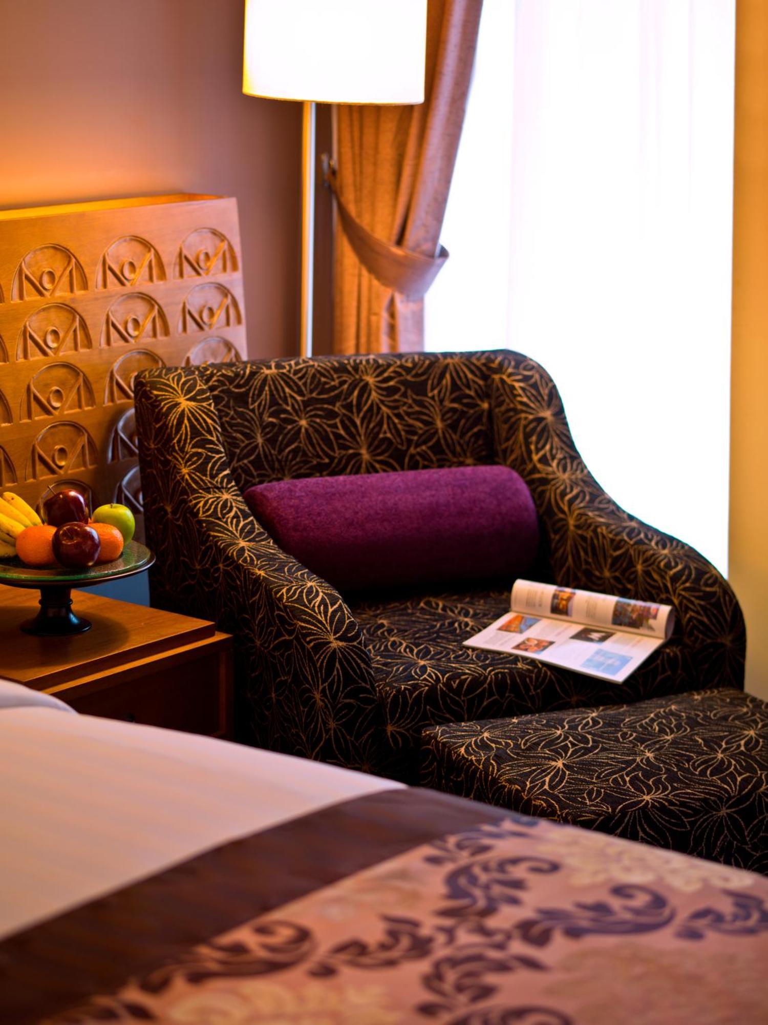Kamar Deluxe Double atau Twin dengan Pemandangan Kolam Renang